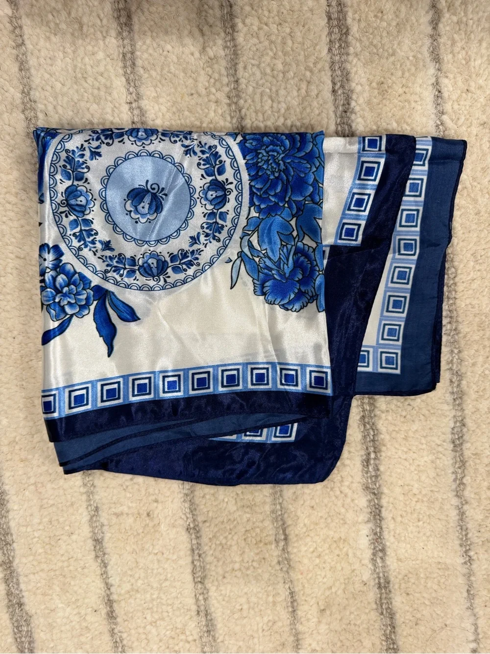 Blue and White Floral Silk-Feel Table Runner - Elegant Dining Accent